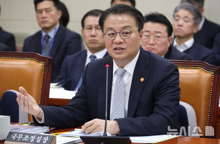 [서울=뉴시스] 조성봉 기자= 방기선 국무조정실장이 19일 오전 서울 여의도 국회에서 열린 정무위원회 전체회의에서 의원들의 질의에 답변하고 있다. 2025.02.19. suncho21@newsis.com