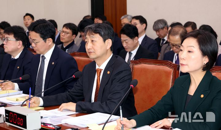 [서울=뉴시스] 조성봉 기자= 안덕근 산업통상자원부 장관과 오영주 중소벤처기업부 장관이 19일 오전 서울 여의도 국회에서 열린 산업통상자원중소벤처기업위원회 전체회의에서 의원들의 질의를 듣고 있다. 2025.02.19. suncho21@newsis.com