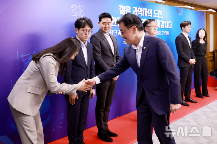 [서울=뉴시스] 최진석 기자 = 최상목 대통령 권한대행 부총리 겸 기획재정부 장관이 19일 정부서울청사에서 열린 청년과학인 오찬간담회에 입장하며 청년과학인들과 인사를 나누고 있다. (대통령실통신사진기자단) 2025.02.19. myjs@newsis.com