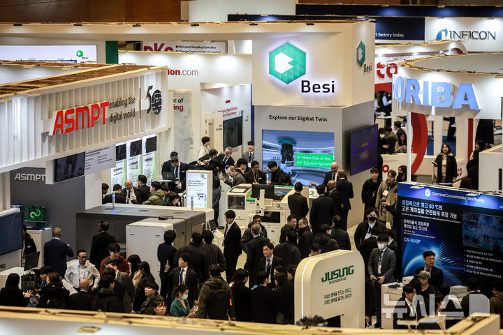 [서울=뉴시스] 정병혁 기자 = 19일 서울 강남구 코엑스에서 열린 세미콘 코리아 2025를 찾은 참관객들이 상담을 하고 있다. 2025.02.19. jhope@newsis.com