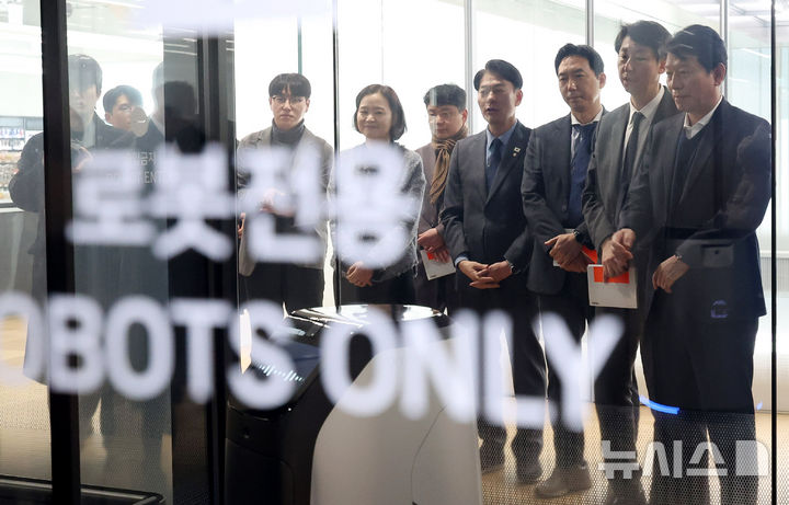 [성남=뉴시스] 추상철 기자 = 국회 과학기술정보통신위원회 소속 의원들이 19일 오전 경기 성남시 분당구 네이버 1784에서 열린 '국내 AI 산업 발전 위한 현장 소통 강화' 현장 방문에서 사내 배송로봇 시스템 시연을 보고 있다. 2025.02.19. scchoo@newsis.com