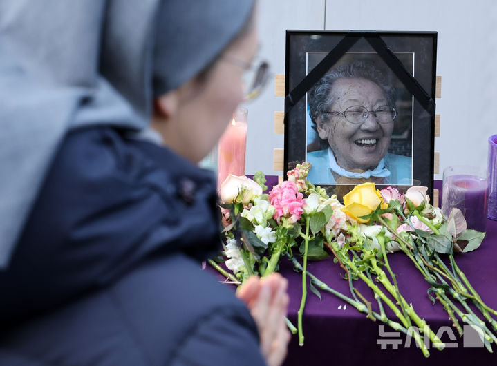 [서울=뉴시스] 배훈식 기자 = 제1688차 일본군 성노예제 문제 해결을 위한 정기 수요시위가 열린 19일 오후 서울 종로구 주한 일본대사관 인근에서 시위 참가자들이 위안부 피해자 고(故) 길원옥 할머니의 영정에 헌화하고 있다. 2025.02.19. dahora83@newsis.com