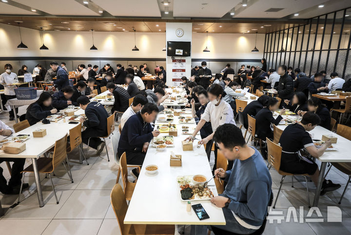 [서울=뉴시스] 정병혁 기자 = 19일 서울의 한 구내식당을 찾은 시민들이 점심식사를 하고 있다. 런치플레이션이 장기화되면서 구내식당을 찾은 소비자들이 늘어난 것으로 알려졌다. 경기침체가 장기화하고 외식물가가 천정부지로 치솟으면서 상대적으로 저렴한 구내식당을 찾는 소비자가 늘어난 것으로 풀이된다. 2025.02.19. jhope@newsis.com