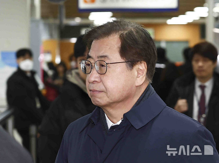 [서울=뉴시스] 김근수 기자 = '탈북 어민 강제북송' 사건으로 기소된 서훈 전 국가정보원장이 19일 서울 서초구 서울중앙지법에서 열린 1심 선고공판에 출석하고 있다. 2025.02.19. ks@newsis.com