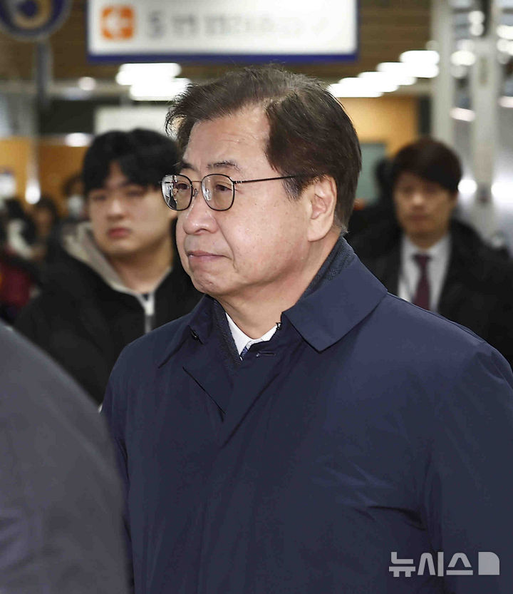 [서울=뉴시스] 김근수 기자 = '탈북 어민 강제북송' 사건으로 기소된 서훈 전 국가정보원장이 19일 서울 서초구 서울중앙지법에서 열린 1심 선고공판에 출석하고 있다. 2025.02.19. ks@newsis.com