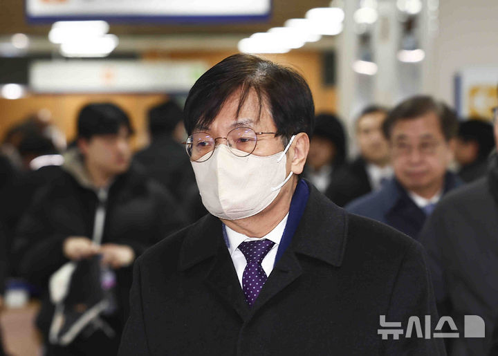[서울=뉴시스] 김근수 기자 = '탈북 어민 강제북송' 사건으로 기소된 노영민 전 대통령 비서실장이 19일 서울 서초구 서울중앙지법에서 열린 1심 선고공판에 출석하고 있다. 2025.02.19. ks@newsis.com