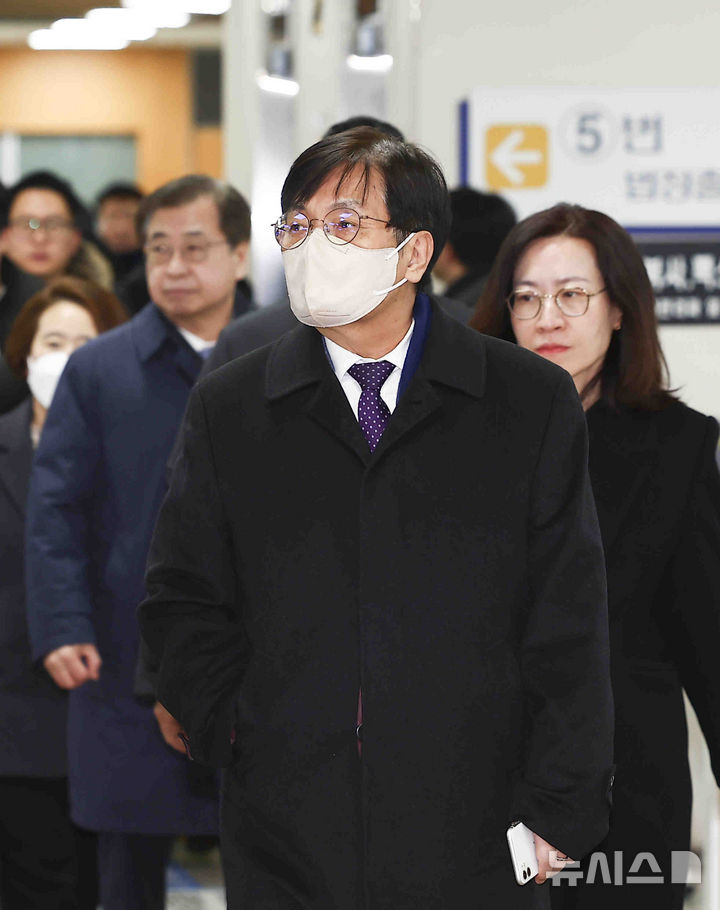 [서울=뉴시스] 김근수 기자 = '탈북 어민 강제북송' 사건으로 기소된 노영민 전 대통령 비서실장이 19일 서울 서초구 서울중앙지법에서 열린 1심 선고공판에 출석하고 있다. 2025.02.19. ks@newsis.com