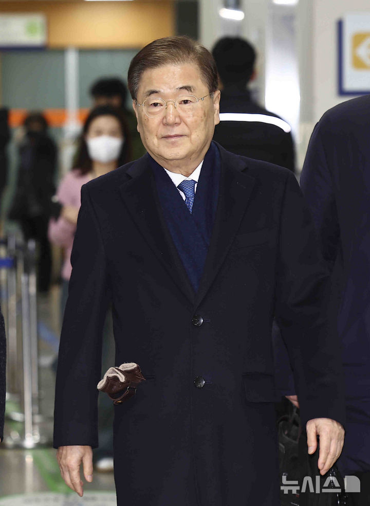 [서울=뉴시스] 김근수 기자 = '탈북 어민 강제북송' 사건으로 기소된 정의용 전 국가안보실장이 19일 서울 서초구 서울중앙지법에서 열린 1심 선고공판에 출석하고 있다. 2025.02.19. ks@newsis.com