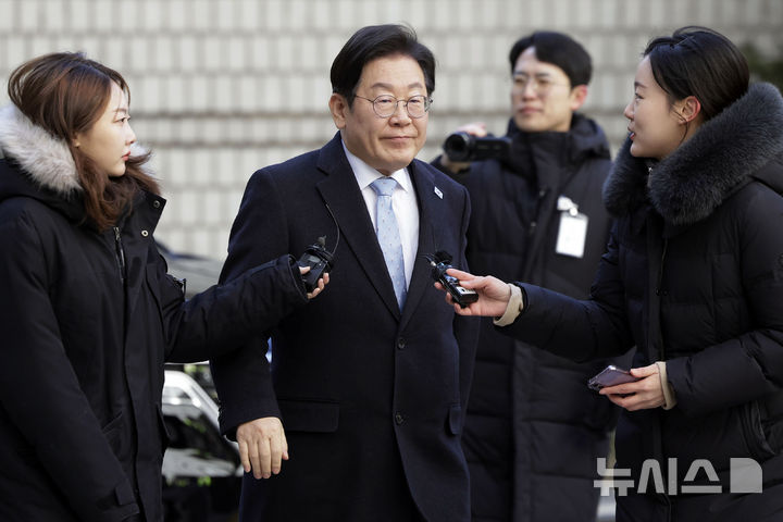 [서울=뉴시스] 최동준 기자 = 이재명 더불어민주당 대표가 19일 서울 서초구 서울고등법원에서 열린 공직선거법 위반 혐의 공판에 출석하고 있다. 2025.02.19. photocdj@newsis.com