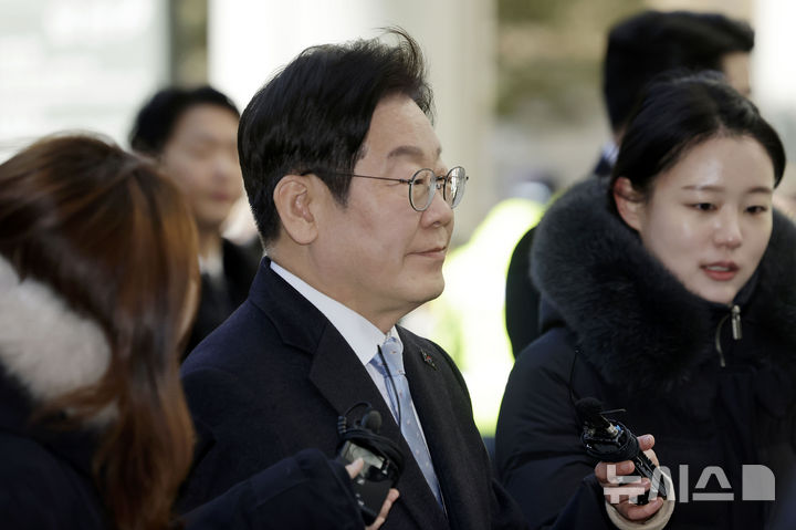 [서울=뉴시스] 최동준 기자 = 이재명 더불어민주당 대표가 19일 서울 서초구 서울고등법원에서 열린 공직선거법 위반 혐의 공판에 출석하고 있다. 2025.02.19. photocdj@newsis.com