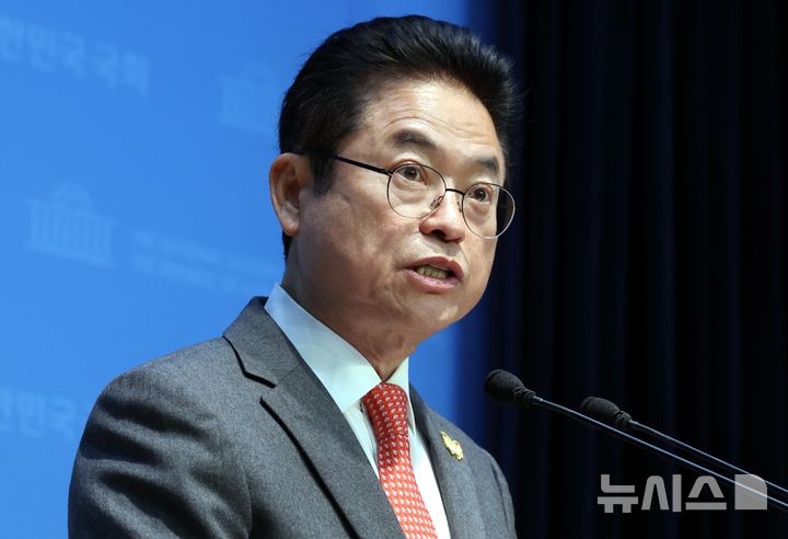[서울=뉴시스] 조성봉 기자= 이철우 경북도지사가 19일 오후 서울 여의도 국회 소통관에서 열린 윤석열 대통령 탄핵 정국 관련 기자회견에서 입장 발표를 하고 있다. 2025.02.19. suncho21@newsis.com