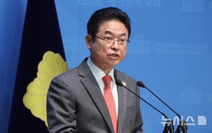 [서울=뉴시스] 조성봉 기자= 이철우 경북도지사가 19일 오후 서울 여의도 국회 소통관에서 열린 윤석열 대통령 탄핵 정국 관련 기자회견에서 입장 발표를 하고 있다.&nbsp; 2025.02.19. suncho21@newsis.com