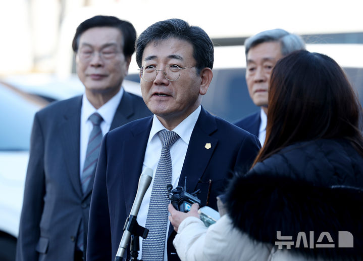 [서울=뉴시스] 김진아 기자 = 한덕수 국무총리 측 박기웅 변호사가 19일 서울 종로구 헌법재판소에서 열린 한덕수 국무총리 탄핵심판 첫 변론기일에 출석하던 중 취재진의 질문에 답하고 있다. 2025.02.19. bluesoda@newsis.com