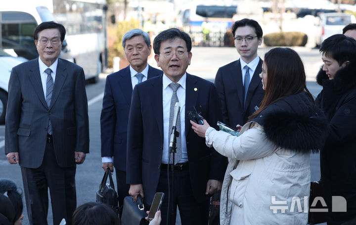 [서울=뉴시스] 김진아 기자 = 한덕수 국무총리 측 박기웅 변호사가 19일 서울 종로구 헌법재판소에서 열린 한덕수 국무총리 탄핵심판 첫 변론기일에 출석하던 중 취재진의 질문에 답하고 있다. 2025.02.19. bluesoda@newsis.com