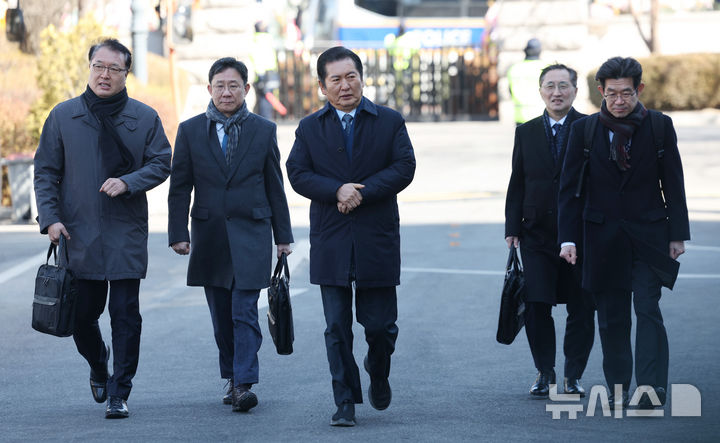[서울=뉴시스] 김진아 기자 = 정청래 국회 탄핵소추위원장과 변호인단이 19일 서울 종로구 헌법재판소에서 열린 한덕수 국무총리 탄핵심판 첫 변론기일에 출석하고 있다. 2025.02.19. bluesoda@newsis.com