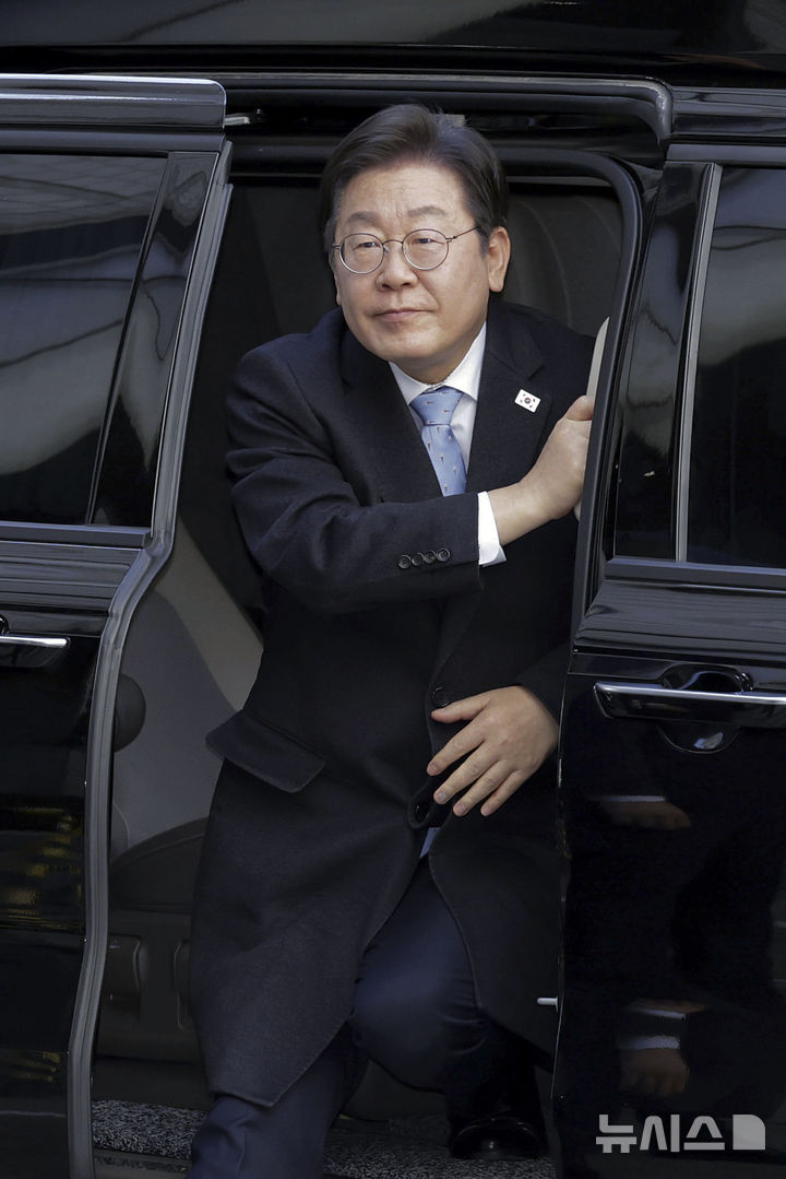 [서울=뉴시스] 최동준 기자 = 이재명 더불어민주당 대표가 19일 서울 서초구 서울고등법원에서 열린 공직선거법 위반 혐의 공판에 출석하고 있다. 2025.02.19. photocdj@newsis.com