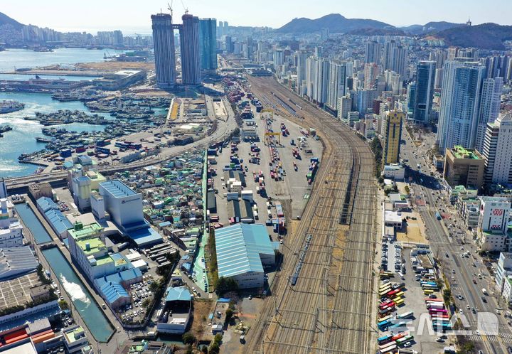 [부산=뉴시스] 하경민 기자 = 정부가 경부선 부산진역~부산역 등 3개 구간에 대해 올해 상반기 중 철도 지하화를 우선 추진하기로 19일 발표했다.부산진역~부산역 구간 경부선 선로는 인공 지반으로 덮는 사업을 추진한다. 사업지는 약 37만㎡, 사업비 1조4000억원 규모다. 사진은 부산역(위)과 옛 부산진역(아래)을 잇는 선로의 모습. 2025.02.19. yulnetphoto@newsis.com