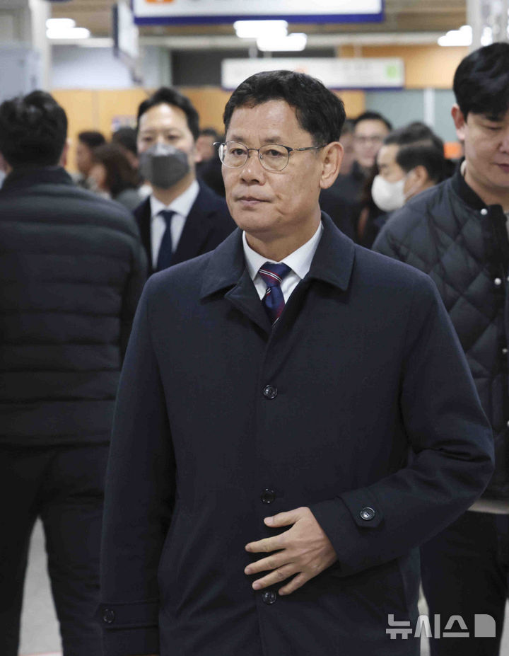 [서울=뉴시스] 김근수 기자 = '탈북 어민 강제북송' 사건으로 기소된 김연철 전 통일부 장관이 19일 서울 서초구 서울중앙지법에서 열린 1심 선고공판에 출석하고 있다. 2025.02.19. ks@newsis.com