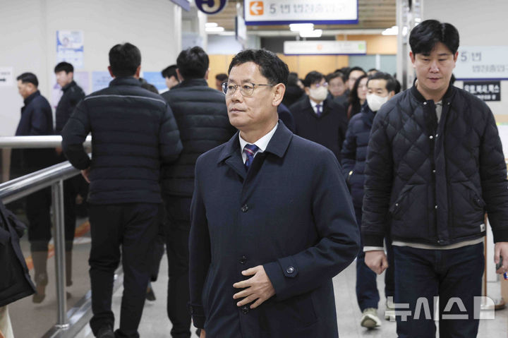 [서울=뉴시스] 김근수 기자 = '탈북 어민 강제북송' 사건으로 기소된 김연철 전 통일부 장관이 19일 서울 서초구 서울중앙지법에서 열린 1심 선고공판에 출석하고 있다. 2025.02.19. ks@newsis.com
