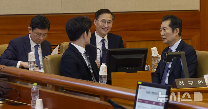 [서울=뉴시스] 김진아 기자 = 정청래 국회 탄핵소추위원장과 변호인단이 19일 서울 종로구 헌법재판소에서 열린 한덕수 국무총리 탄핵심판 1차 변론기일에 출석해 대화하고 있다. (공동취재) 2025.02.19. photo@newsis.com