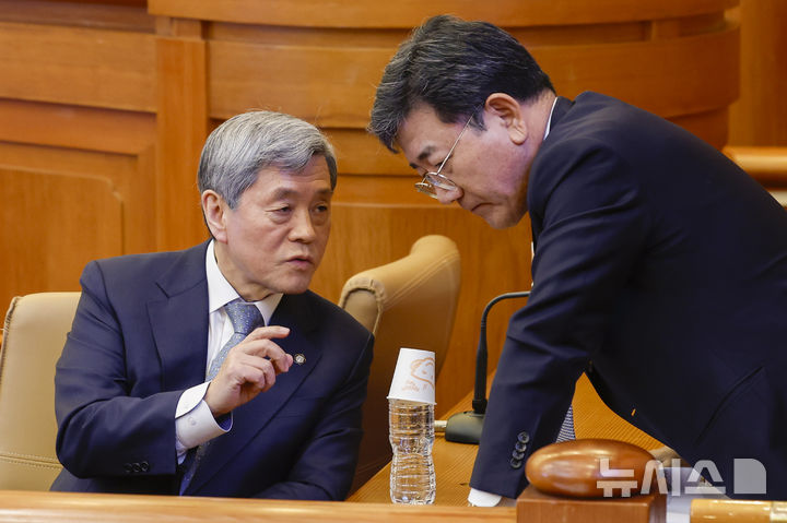 [서울=뉴시스] 김진아 기자 = 한덕수 국무총리 측 변호인단이 19일 서울 종로구 헌법재판소에서 열린 한덕수 국무총리 탄핵심판 1차 변론기일에 출석해 대화하고 있다. (공동취재) 2025.02.19. photo@newsis.com
