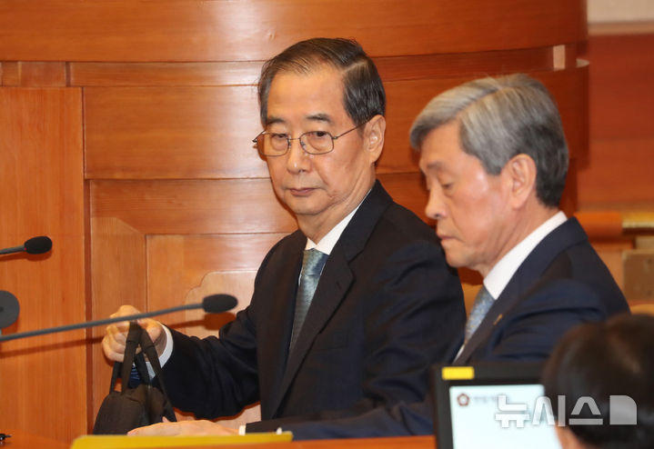 [서울=뉴시스] 김진아 기자 = 한덕수 국무총리가 19일 서울 종로구 헌법재판소에서 열린 한덕수 국무총리 탄핵심판 1차 변론기일에 출석하고 있다. (공동취재) 2025.02.19. photo@newsis.com