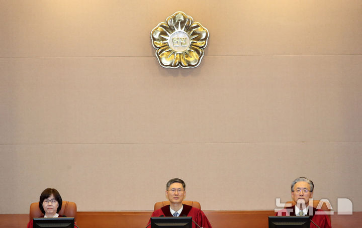 [서울=뉴시스] 김진아 기자 = 문형배 헌법재판소장 권한대행을 비롯한 헌법재판관들이 19일 서울 종로구 헌법재판소에서 한덕수 국무총리 탄핵심판 1차 변론기일에 참석해 있다. (공동취재) 2025.02.19. photo@newsis.com