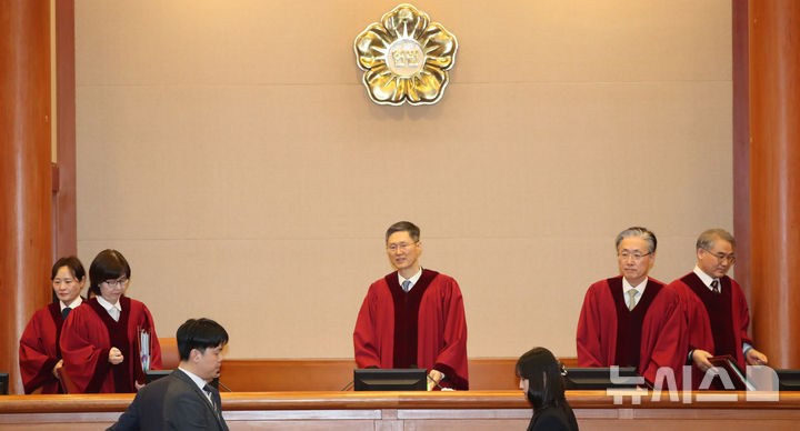 [서울=뉴시스] 김진아 기자 = 문형배 헌법재판소장 권한대행을 비롯한 헌법재판관들이 19일 서울 종로구 헌법재판소에서 한덕수 국무총리 탄핵심판 1차 변론기일에 참석하고 있다. (공동취재) 2025.02.19. photo@newsis.com