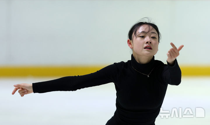 [서울=뉴시스] 고범준 기자 = 19일 오후 서울 목동 아이스링크 지하링크에서 열린 2025 ISU 4대륙 피겨 선수권대회 공식연습에서 여자싱글 김채연이 연기를 하고 있다. 2025.02.19. bjko@newsis.com