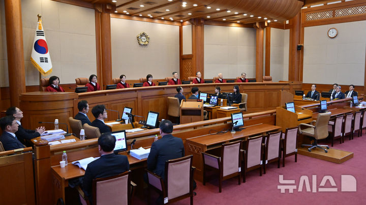 [서울=뉴시스] 김진아 기자 = 문형배 헌법재판소장 권한대행을 비롯한 헌법재판관들이 19일 서울 종로구 헌법재판소에서 열린 한덕수 국무총리 탄핵심판 1차 변론기일에 참석해 있다. (공동취재) 2025.02.19. photo@newsis.com