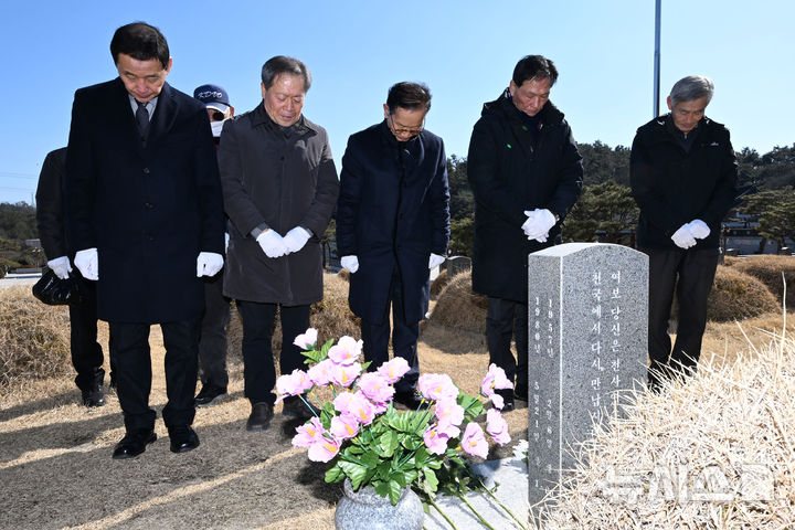 [광주=뉴시스] 이영주 기자 = 특전사 출신 예비역들과 황일봉(가운데) 전 5·18부상자회장이 19일 오후 광주 북구 운정동 국립5·18민주묘지를 찾아 고(故) 최미애 열사의 묘소 앞에서 묵념하고 있다. 5·18 일부 단체와 특전사 동지회는 지난 2023년 2월 단체 간 화합과 5·18 사죄 차원에서 2·19 공동선언문을 발표했으나 지역사회의 지적과 논란 속에 2024년 9월 폐기했다. 2025.02.19. leeyj2578@newsis.com