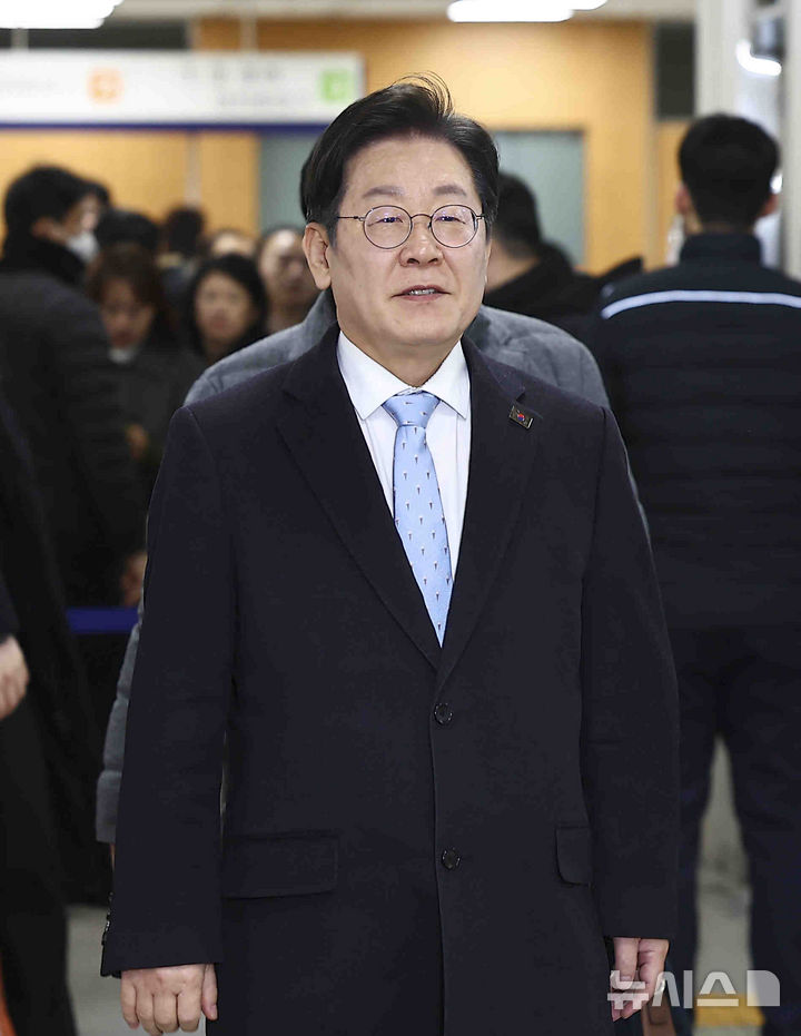 [서울=뉴시스] 김근수 기자 = 이재명 더불어민주당 대표가 19일 서울 서초구 서울고등법원에서 열린 공직선거법 위반 혐의 공판에 출석하고 있다. 2025.02.19. ks@newsis.com
