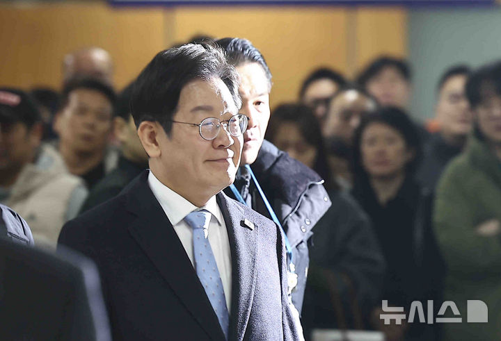 [서울=뉴시스] 김근수 기자 = 이재명 더불어민주당 대표가 19일 서울 서초구 서울고등법원에서 열린 공직선거법 위반 혐의 공판에 출석하고 있다. 2025.02.19. ks@newsis.com