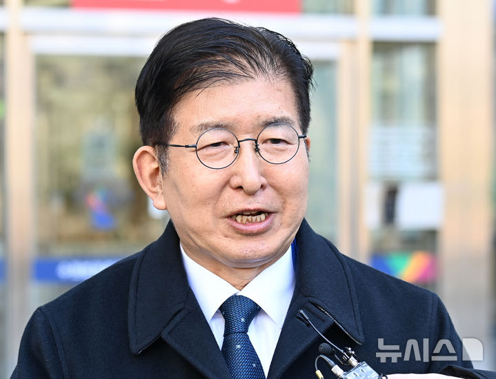 [수원=뉴시스] 김종택 기자 = 이상식 더불어민주당 의원(용인갑)이 19일 경기도 수원시 영통구 수원지방법원에서 열린 '공직선거법위반 혐의' 1심 선고 공판을 마친 뒤 취재진의 질문에 답하고 있다. 2025.02.19. jtk@newsis.com