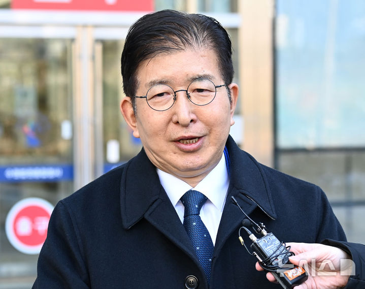 [수원=뉴시스] 김종택 기자 = 이상식 더불어민주당 의원(용인갑)이 19일 경기도 수원시 영통구 수원지방법원에서 열린 '공직선거법위반 혐의' 1심 선고 공판을 마친 뒤 취재진의 질문에 답하고 있다. 2025.02.19. jtk@newsis.com
