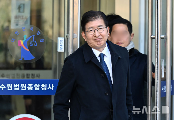 [수원=뉴시스] 김종택 기자 = 이상식 더불어민주당 의원(용인갑)이 19일 경기도 수원시 영통구 수원지방법원에서 열린 '공직선거법위반 혐의' 1심 선고 공판을 마친 뒤 법원을 나서고 있다. 2025.02.19. jtk@newsis.com