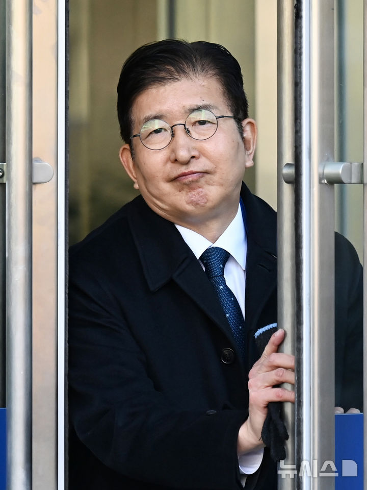 [수원=뉴시스] 김종택 기자 = 이상식 더불어민주당 의원(용인갑)이 19일 경기도 수원시 영통구 수원지방법원에서 열린 '공직선거법위반 혐의' 1심 선고 공판을 마친 뒤 법원을 나서고 있다. 2025.02.19. jtk@newsis.com