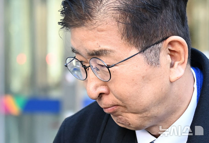 [수원=뉴시스] 김종택 기자 = 이상식 더불어민주당 의원(용인갑)이 19일 경기도 수원시 영통구 수원지방법원에서 열린 '공직선거법위반 혐의' 1심 선고 공판을 마친 뒤 법원을 나서고 있다. 2025.02.19. jtk@newsis.com