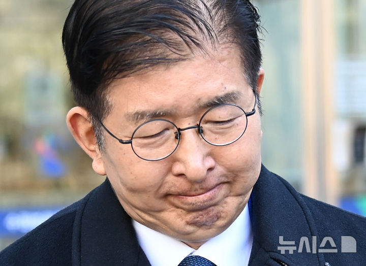 [수원=뉴시스] 김종택 기자 = 이상식 더불어민주당 의원(용인갑)이 19일 경기도 수원시 영통구 수원지방법원에서 열린 '공직선거법위반 혐의' 1심 선고 공판을 마친 뒤 법원을 나서고 있다. 2025.02.19. jtk@newsis.com