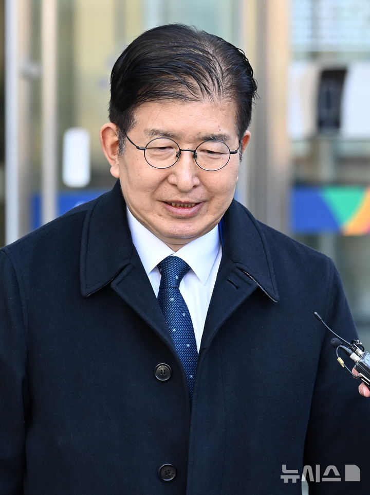 [수원=뉴시스] 김종택 기자 = 이상식 더불어민주당 의원(용인갑)이 19일 경기도 수원시 영통구 수원지방법원에서 열린 '공직선거법위반 혐의' 1심 선고 공판을 마친 뒤 법원을 나서고 있다. 2025.02.19. jtk@newsis.com