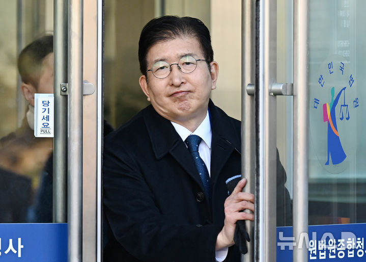 [수원=뉴시스] 김종택 기자 = 이상식 더불어민주당 의원(용인갑)이 19일 경기도 수원시 영통구 수원지방법원에서 열린 '공직선거법위반 혐의' 1심 선고 공판을 마친 뒤 법원을 나서고 있다. 2025.02.19. jtk@newsis.com