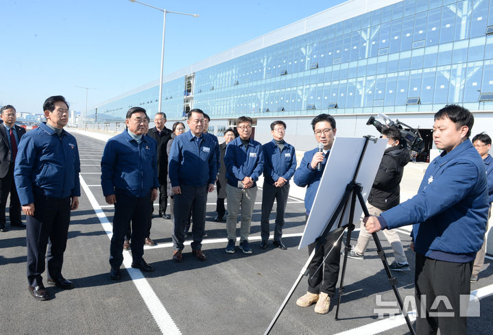 [울산=뉴시스] 배병수 기자 = 19일 오후 울산 북구 현대차 울산 전기차 공장 건설현장에서 김두겸(왼쪽 두번째) 시장, 이동석(왼쪽 세번째) 현대자동차 사장 등 참석자들이 현대차 관계자로부터 공사현황을 설명듣고 있다. 2025.02.19.bbs@newsis.com.