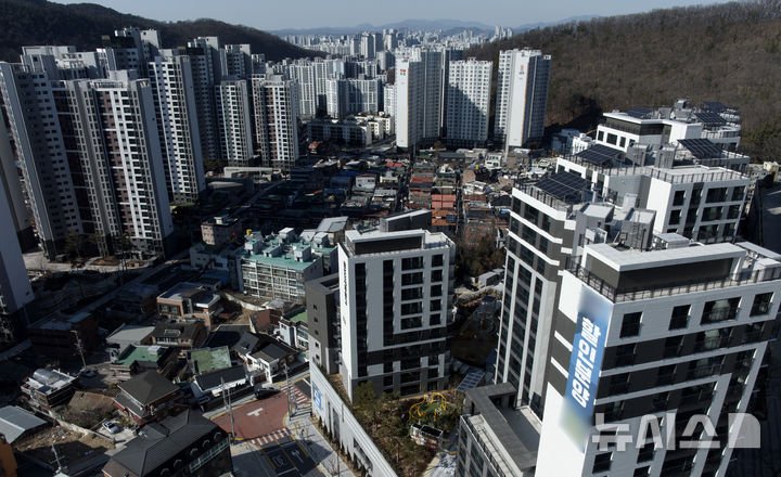 [대구=뉴시스] 이무열 기자 = 19일 대구 수성구의 한 아파트에 할인분양 관련 현수막이 붙어있다. 정부가 지방의 '악성 미분양' 주택 문제를 해소하기 위해 한국토지주택공사(LH)를 통해 약 3000호를 직접 매입하기로 했다. 국토부에 따르면 지난해 12월 기준 전국 미분양 아파트는 7만173가구로 지난 2012년(7만4835가구) 이후 12년 만에 최다 수준이다. 지방 미분양 주택은 2022년부터 5만호 수준이다. 지난해 지방 미분양 주택은 5만3000호로 이 중 '악성 미분양'으로 분류되는 준공 후 미분양은 1만7200호에 달한다. 대구·경북 등 지방 아파트의 대규모 미분양은 중견 규모의 건설사까지 영향을 받았을 정도다. 2025.02.19. lmy@newsis.com