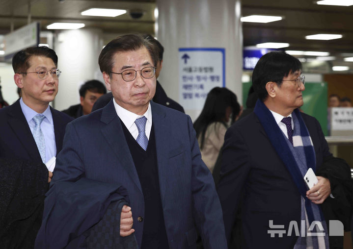 [서울=뉴시스] 김근수 기자 = '탈북 어민 강제북송' 사건으로 기소된 서훈 전 국가안보실장이 지난 2월 서울 서초구 서울중앙지법에서 열린 1심 선고공판을 마치고 청사 밖으로 나서고 있다. (사진=뉴시스DB) 2025.02.19. ks@newsis.com