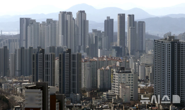 [대구=뉴시스] 이무열 기자 = 정부가 지방의 '악성 미분양' 주택 문제를 해소하기 위해 한국토지주택공사(LH)를 통해 약 3000호를 직접 매입하기로 결정한 19일 대구 중구에서 바라본 대구 도심 아파트. 2025.02.19. lmy@newsis.com