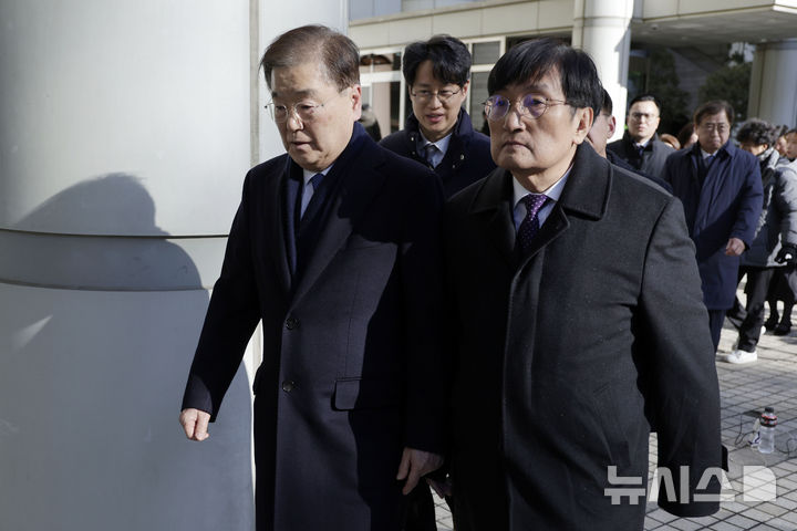 [서울=뉴시스] 최동준 기자 = 정의용(왼쪽) 전 국가안보실장, 노영민 전 대통령 비서실장, 서훈 전 국가정보원장이 19일 서울 서초구 서울중앙지방법원에서 열린 탈북 어민 강제북송 사건에 대해 징역형 선고 유예 선고를 받은 뒤 법원을 나서고 있다. 2025.02.19. photocdj@newsis.com