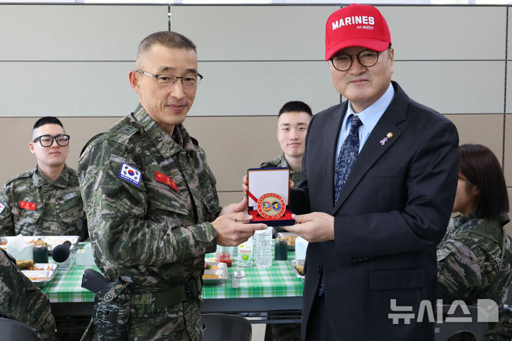 [포항=뉴시스] 국회사진기자단 = 우원식 국회의장이 19일 경북 포항시 해병대 제1사단 본부에 방문해 이호종 사단장으로부터 기념품을 전달 받고 있다. 2025.02.19. photo@newsis.com