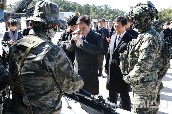 [포항=뉴시스] 국회사진기자단 = 우원식 국회의장이 19일 경북 포항시 해병대 제1사단 본부에 방문해 주요장비들을 살펴보고 있다. 2025.02.19. photo@newsis.com