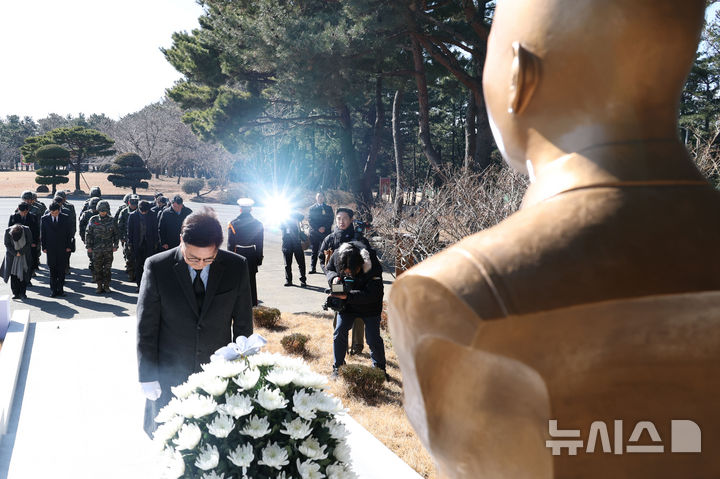 [포항=뉴시스] 국회사진기자단 = 우원식 국회의장이 19일 경북 포항시 해병대 제1사단 본부에 방문해 고 채수근 상병을 추모 및 헌화를 하고 있다. 2025.02.19. photo@newsis.com