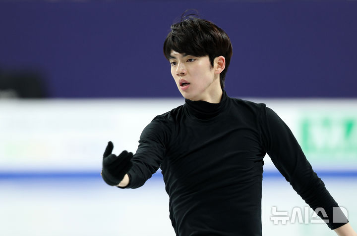 [서울=뉴시스] 고범준 기자 = 19일 오후 서울 목동 아이스링크에서 열린 2025 ISU 4대륙 피겨 선수권대회 공식연습에서 남자싱글 차준환이 연기를 하고 있다. 2025.02.19. bjko@newsis.com